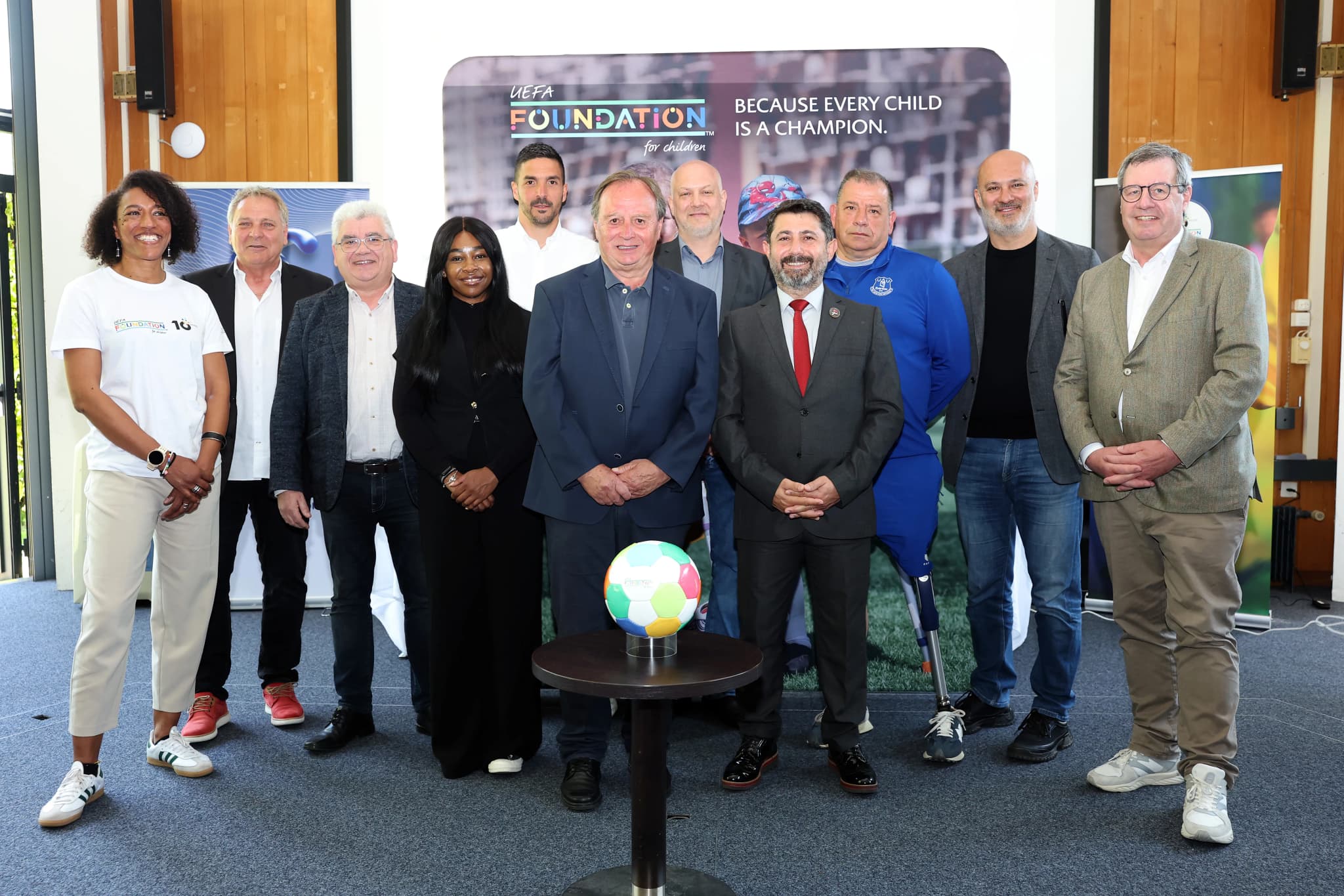 Delegates collaborating during a FIM conference