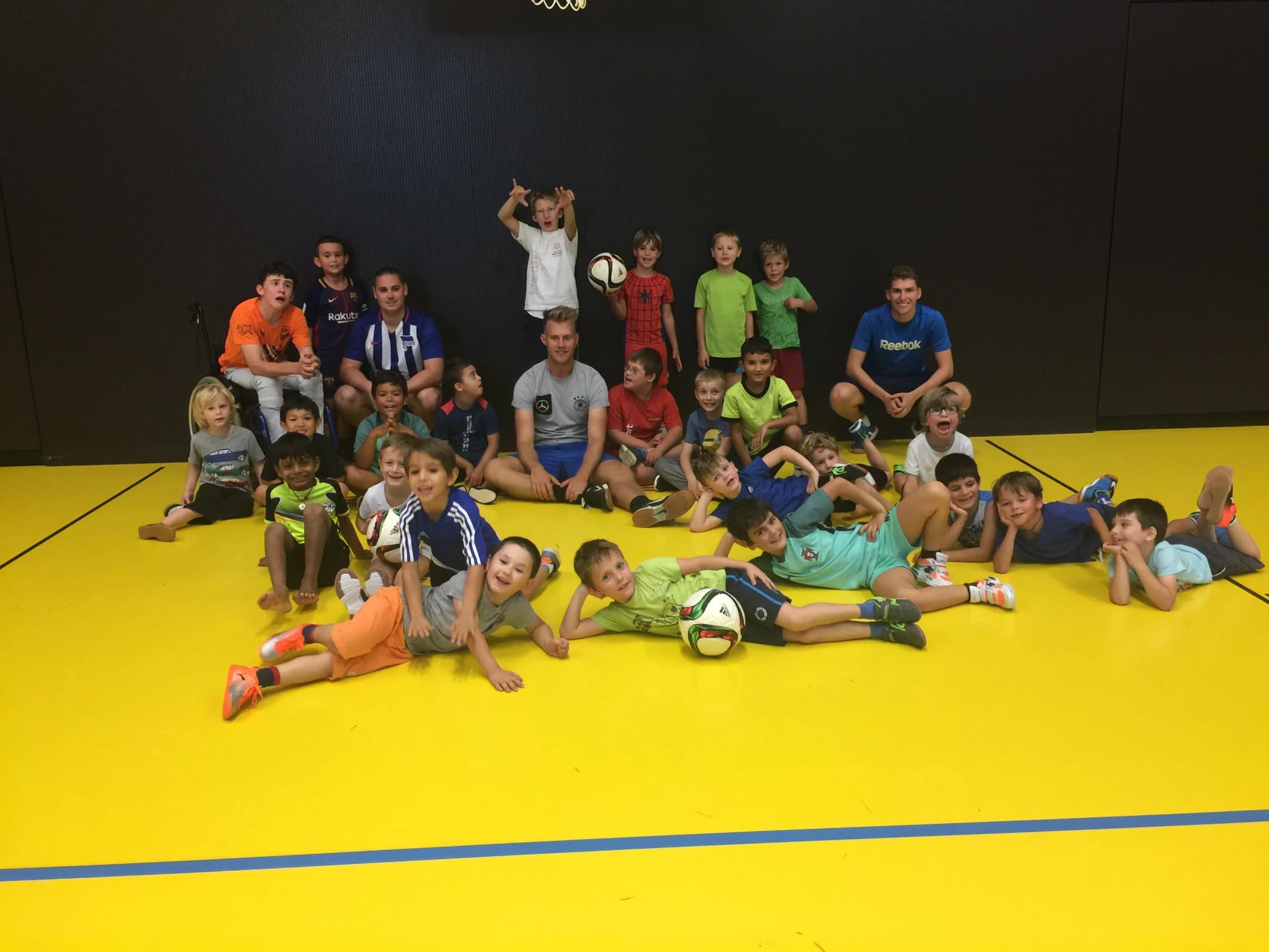 Participants of the Kicken mit Herz programme celebrating together